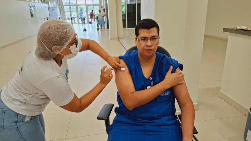 Profissionais de saúde da rede pública recebem vacinação contra doenças em ação do Governo do Amapá