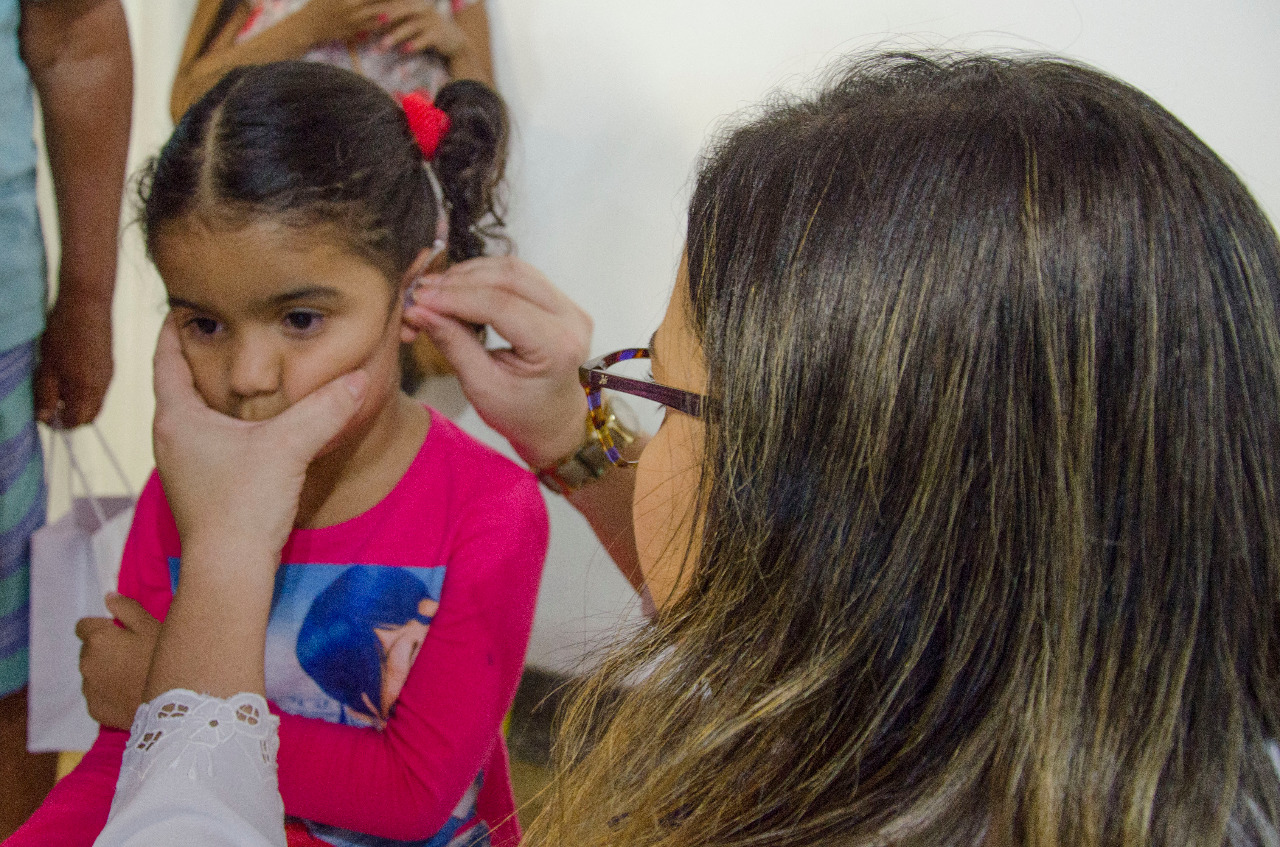 Perda auditiva pode provocar baixo rendimento escolar, alerta fonoaudióloga