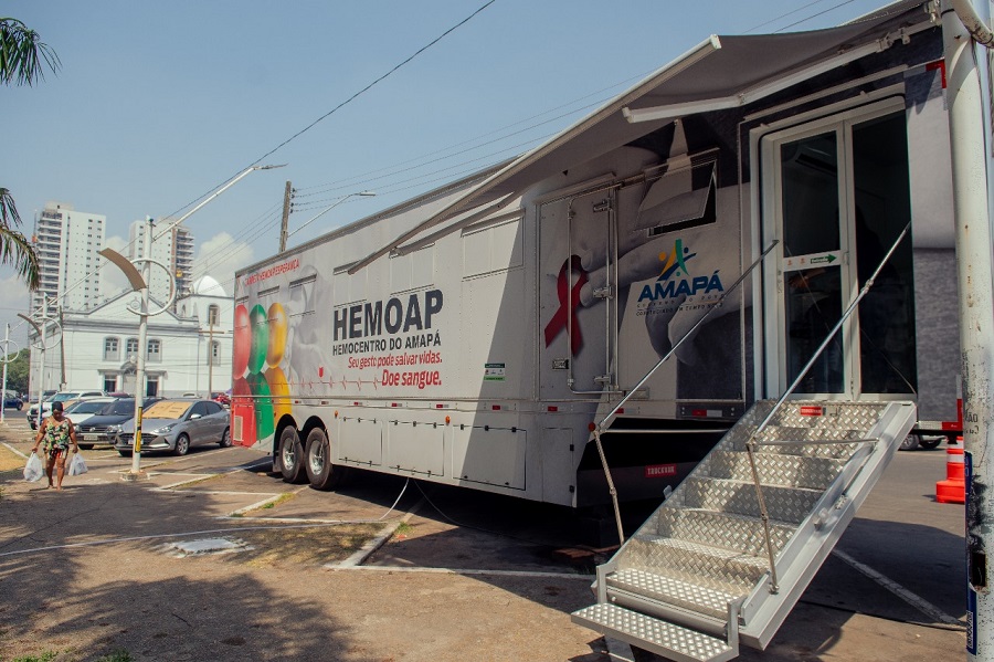 Governo do Amapá oferece atendimentos da Carreta do Hemoap no Centro de Macapá