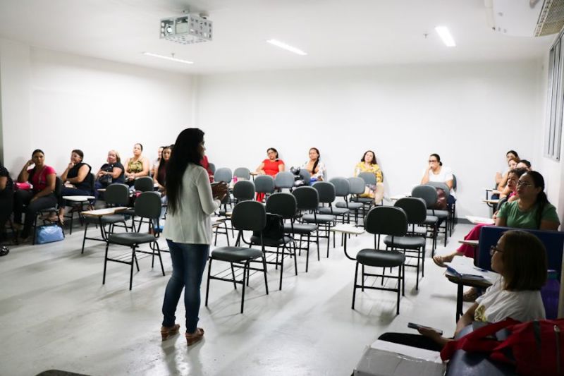 Profissionais da maternidade Mãe Luzia aprendem abordagens terapêuticas para incentivar aleitamento materno, no Amapá