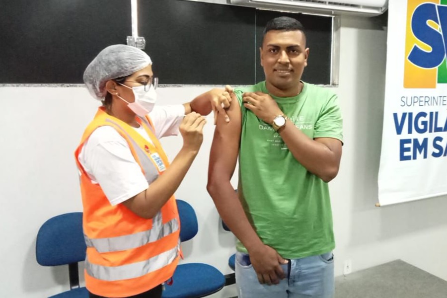 Governo do Amapá promove ação de vacinação contra raiva humana para profissionais de saúde animal, em Macapá