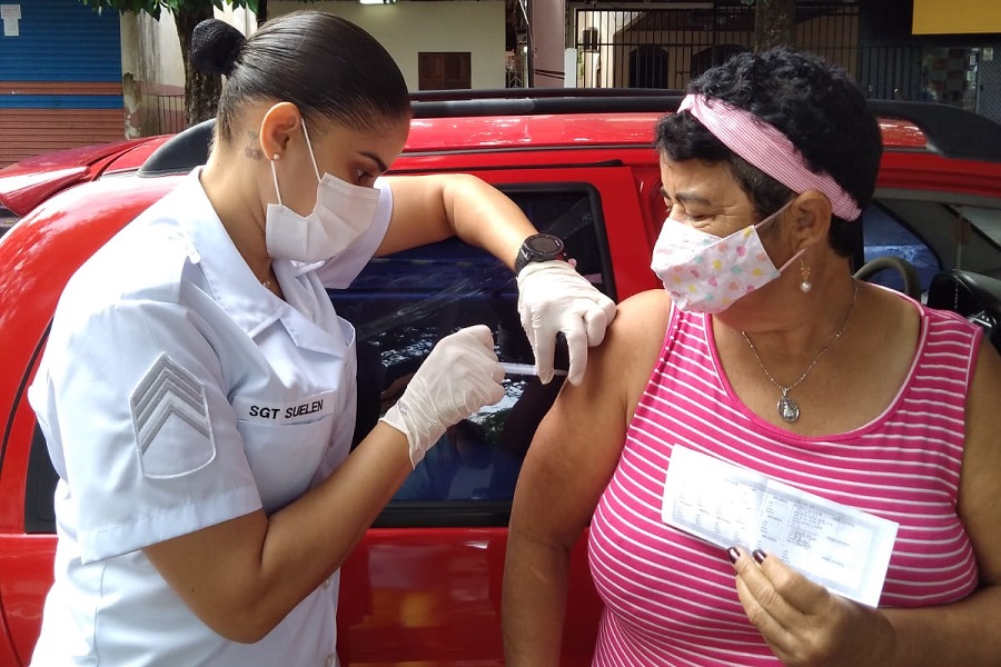 ‘As vacinas proporcionaram esperança ao meu coração’, diz idosa imunizada contra a Covid e Influenza