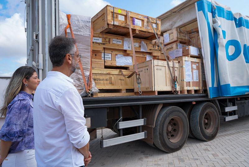Governador Clécio Luís recebe equipamentos de última geração para o primeiro Centro de Radioterapia do Amapá