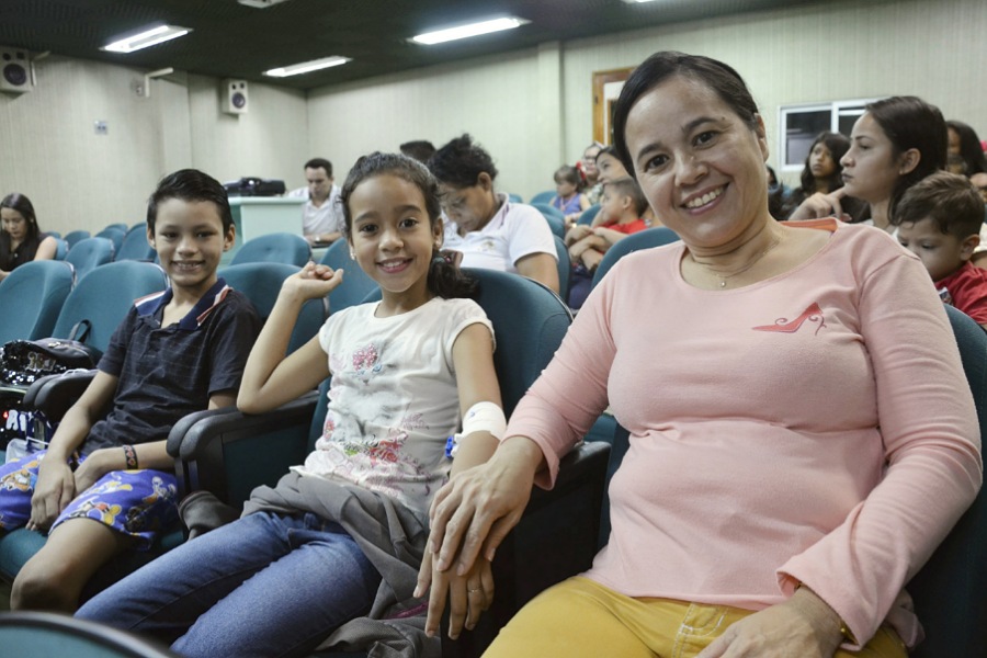 Sessões de cinema no Hemoap ajudam a minimizar o estresse de crianças em tratamento