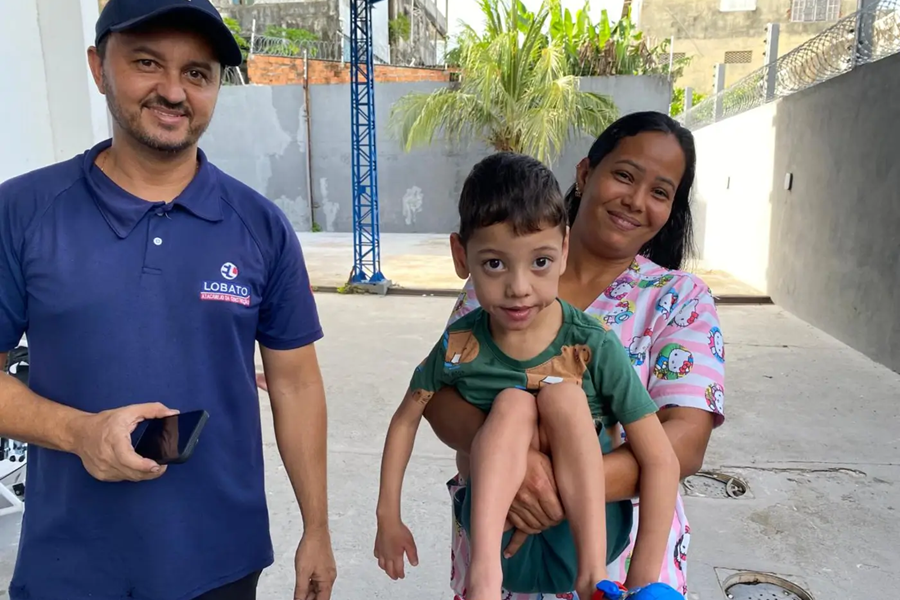'Muito feliz com essa cadeira de banho, conseguimos com um custo zero', diz pai de criança beneficiada pelo Reabilita Amapá
