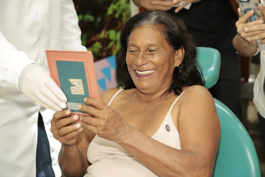 'Hoje eu sou uma outra mulher', diz paciente ao receber prótese dentária pelo programa Mais Sorriso do Governo do Amapá