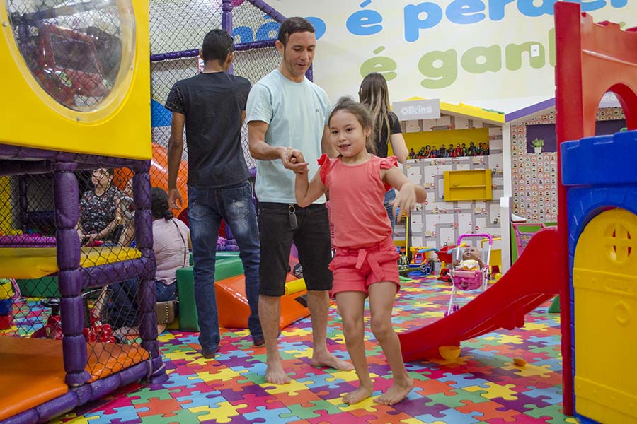 ‘Ela nos surpreendeu’, vibra pai diante da evolução da filha em projeto especial do Creap