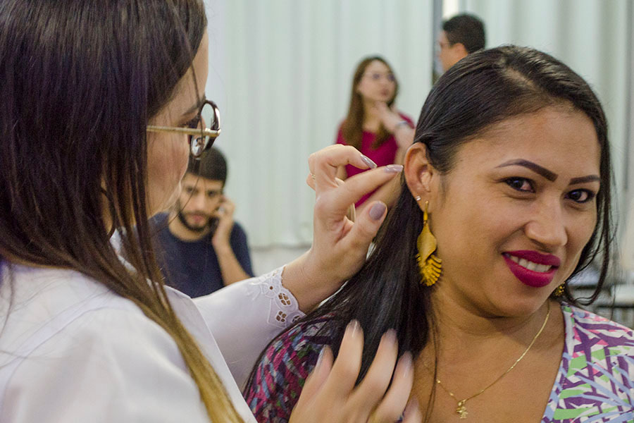 ‘Vai melhorar minha vida’, diz uma das 20 pacientes do Creap que recebeu aparelho auditivo
