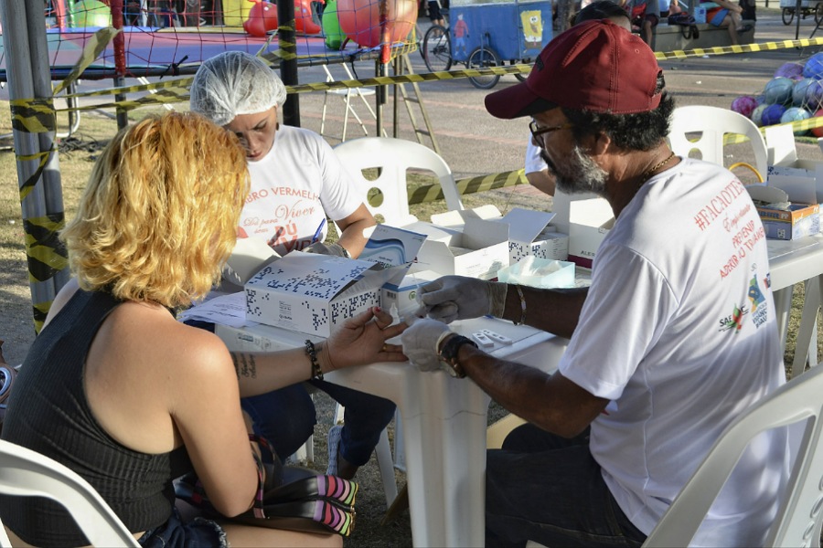 ‘Dezembro Vermelho’: ação conscientiza sobre HIV/Aids