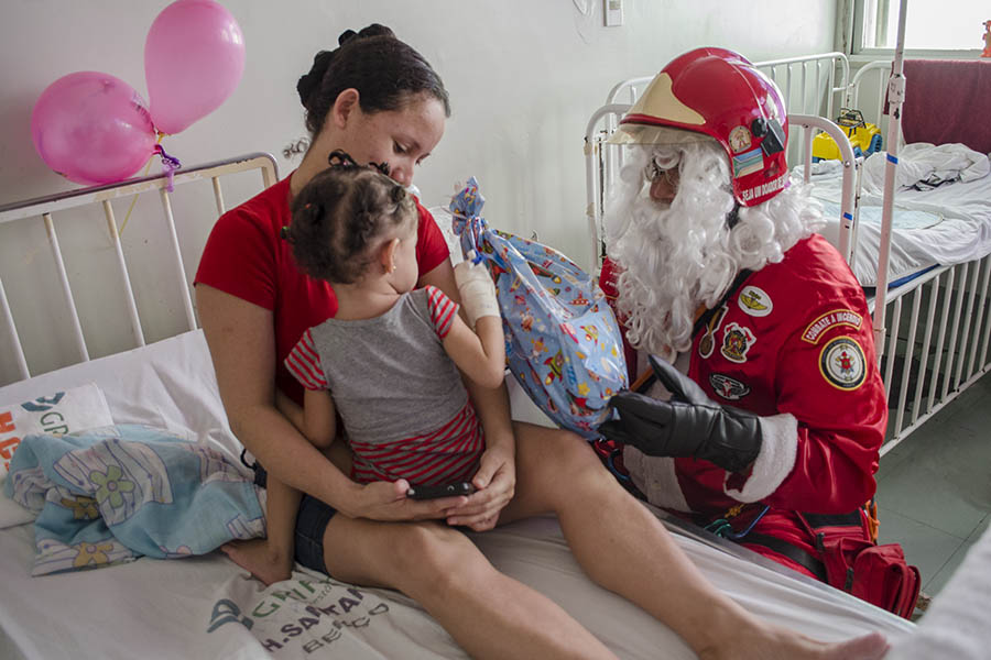 Cantata natalina e distribuição de presentes alegra manhã de crianças na pediatria