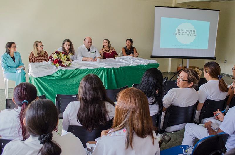 Enfermeiros do Hcal são capacitados para o uso de desfibriladores para casos de urgência e emergência