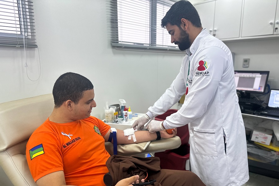 Alunos da Escola Estadual Risalva Freitas do Amaral participam de ação para incentivar doações de sangue, em Macapá 