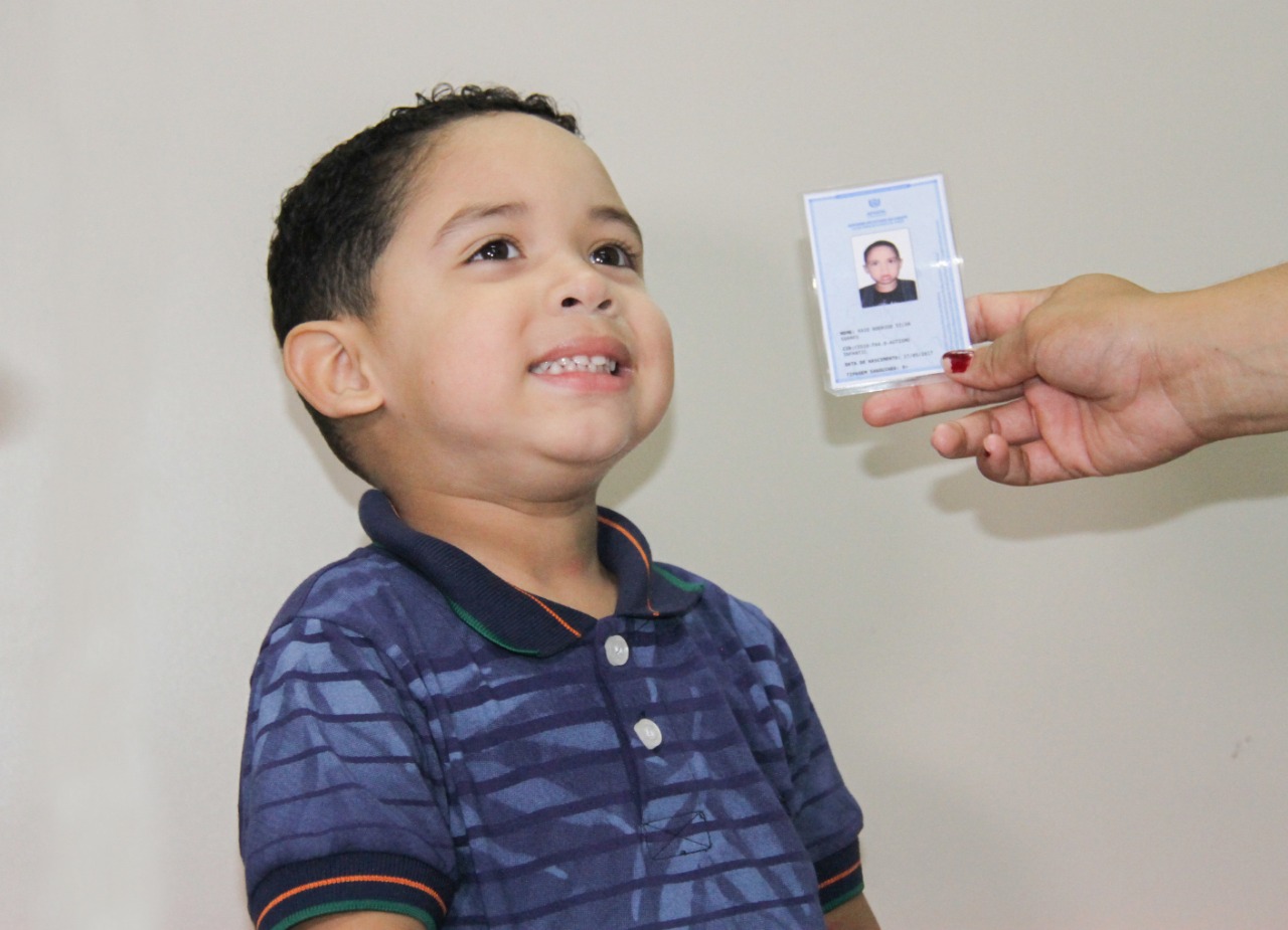 ‘Serão muitos benefícios para ele’, diz mãe ao emitir documento para o filho autista