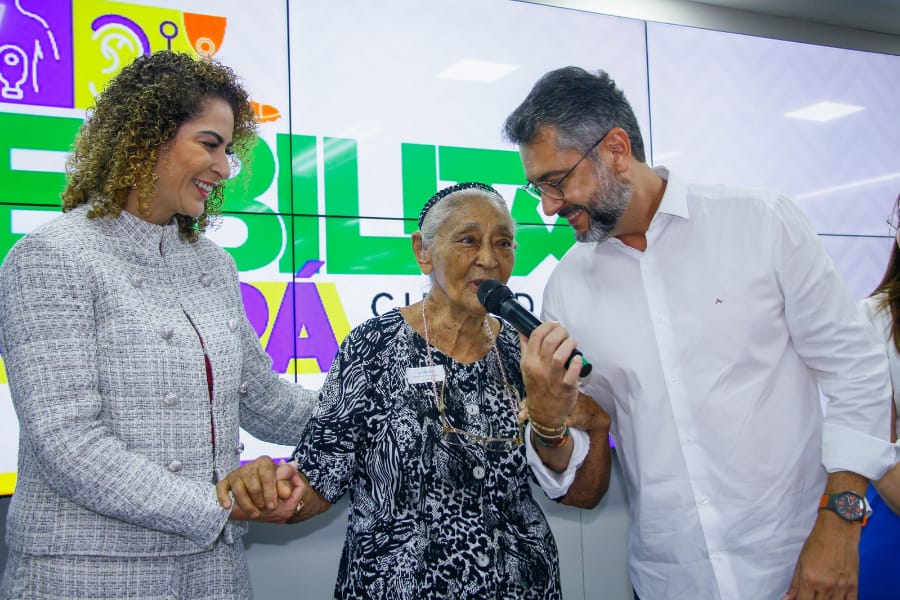 'É a reestruturação dos atendimentos em assistência', destaca Clécio Luís com lançamento de programa e entrega de 100 aparelhos auditivos