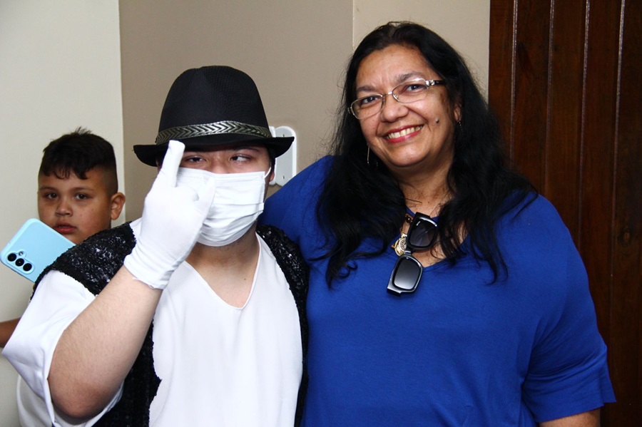 Abril Azul: ‘É muito importante que a sociedade nos enxergue’, conta mãe de jovem com autismo no Amapá