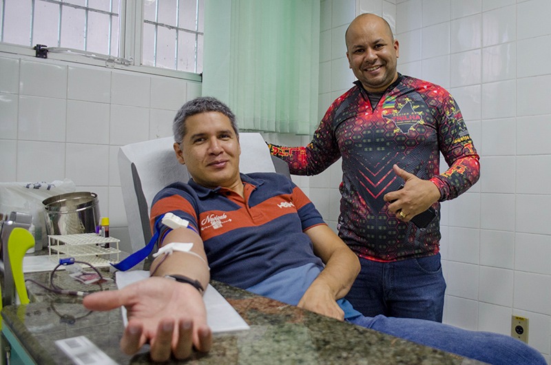 Professor mobiliza equipe de ciclismo para doar sangue no Hemoap