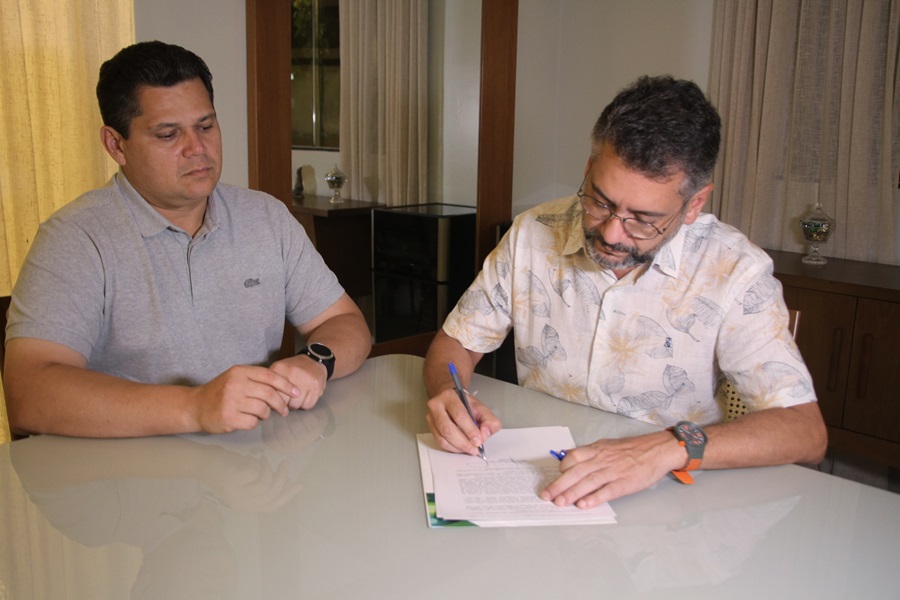 Governador Clécio Luís decreta situação de emergência em Macapá para ajudar famílias atingidas pela força do Rio Amazonas no Aturiá
