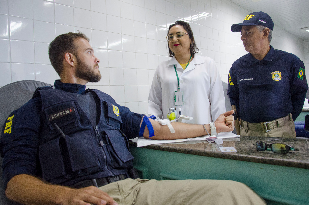 Hemoap recebe doação de sangue de agentes da PRF em campanha do Maio Amarelo