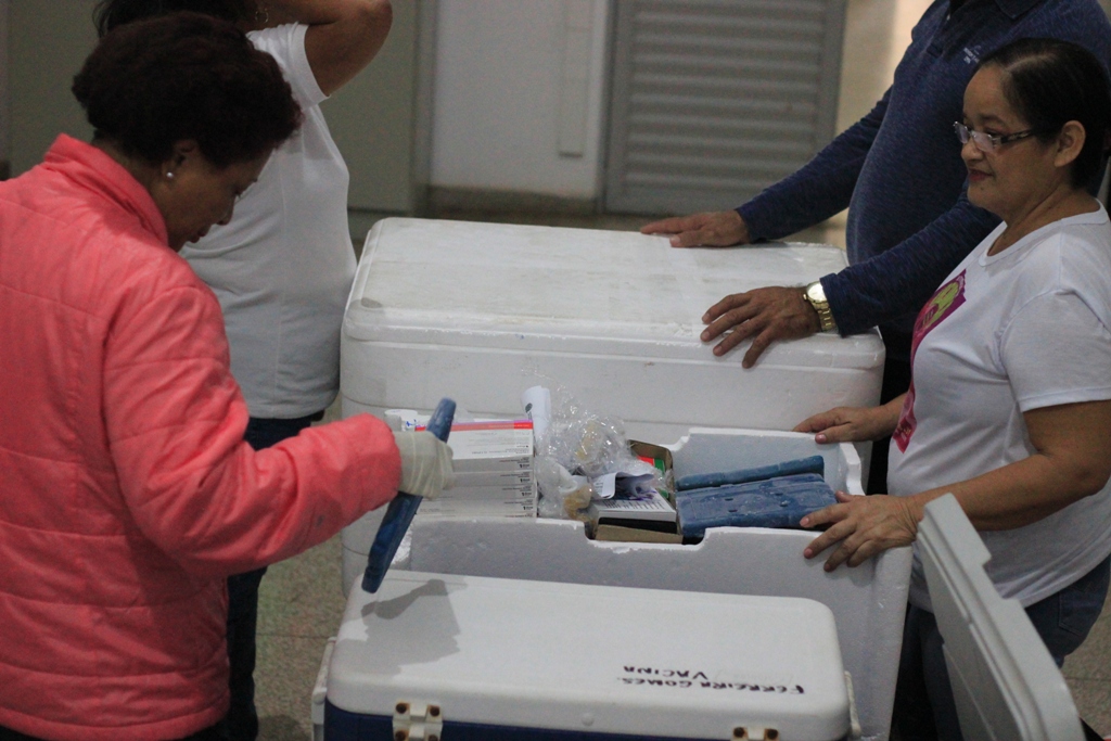 Governo inicia distribuição de vacinas contra o vírus Influenza