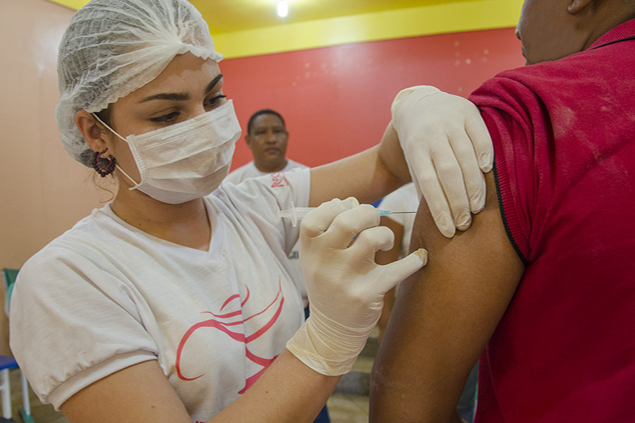 Fcria garante imunização contra a gripe a servidores e socioeducandos 