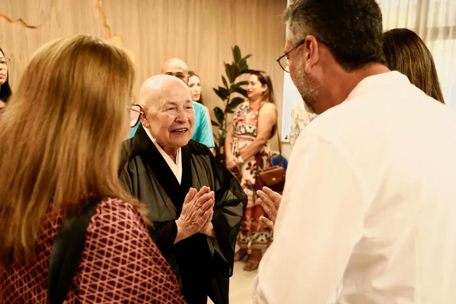 Monja Coen é recebida pelo governador Clécio Luís no Palácio do Setentrião em encontro sobre espiritualidade e cuidado integral na saúde