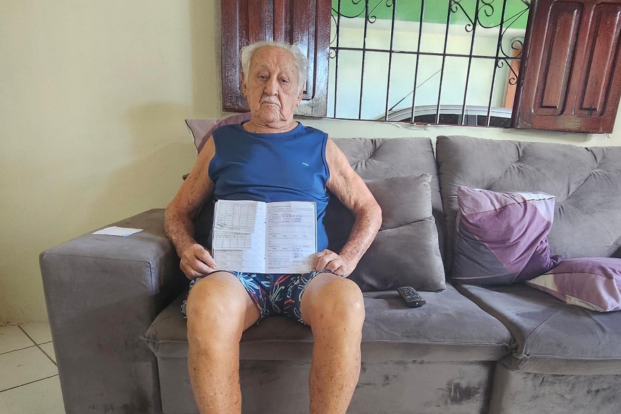 ‘Vacinas ajudam a ter vida longa’, declara idoso de 95 anos ao se imunizar contra a Covid-19 e Influenza, no Amapá
