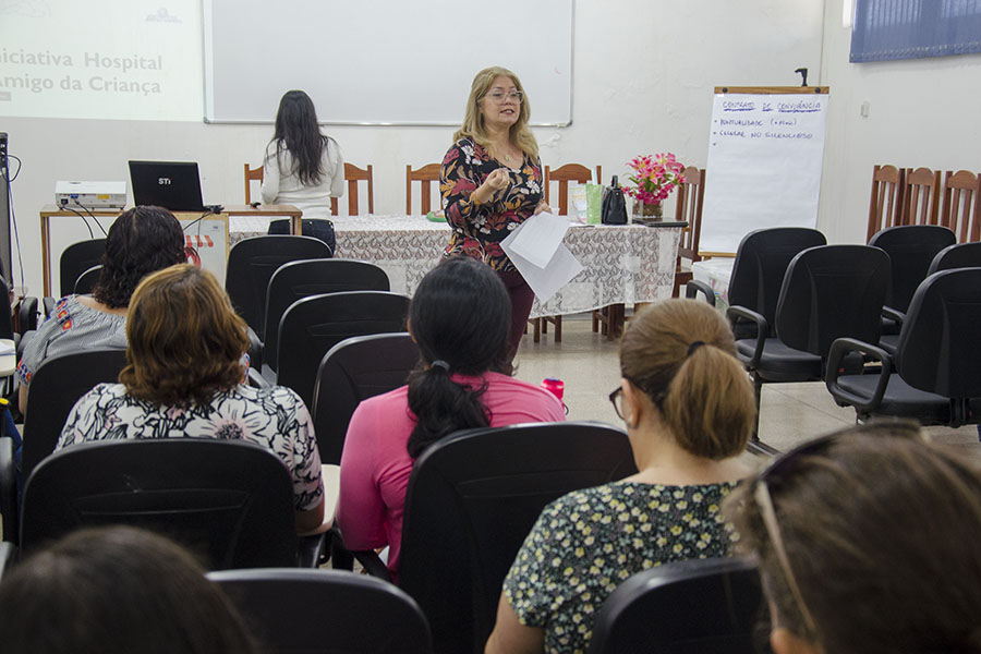 Profissionais de saúde aprimoram conhecimentos sobre técnicas de amamentação