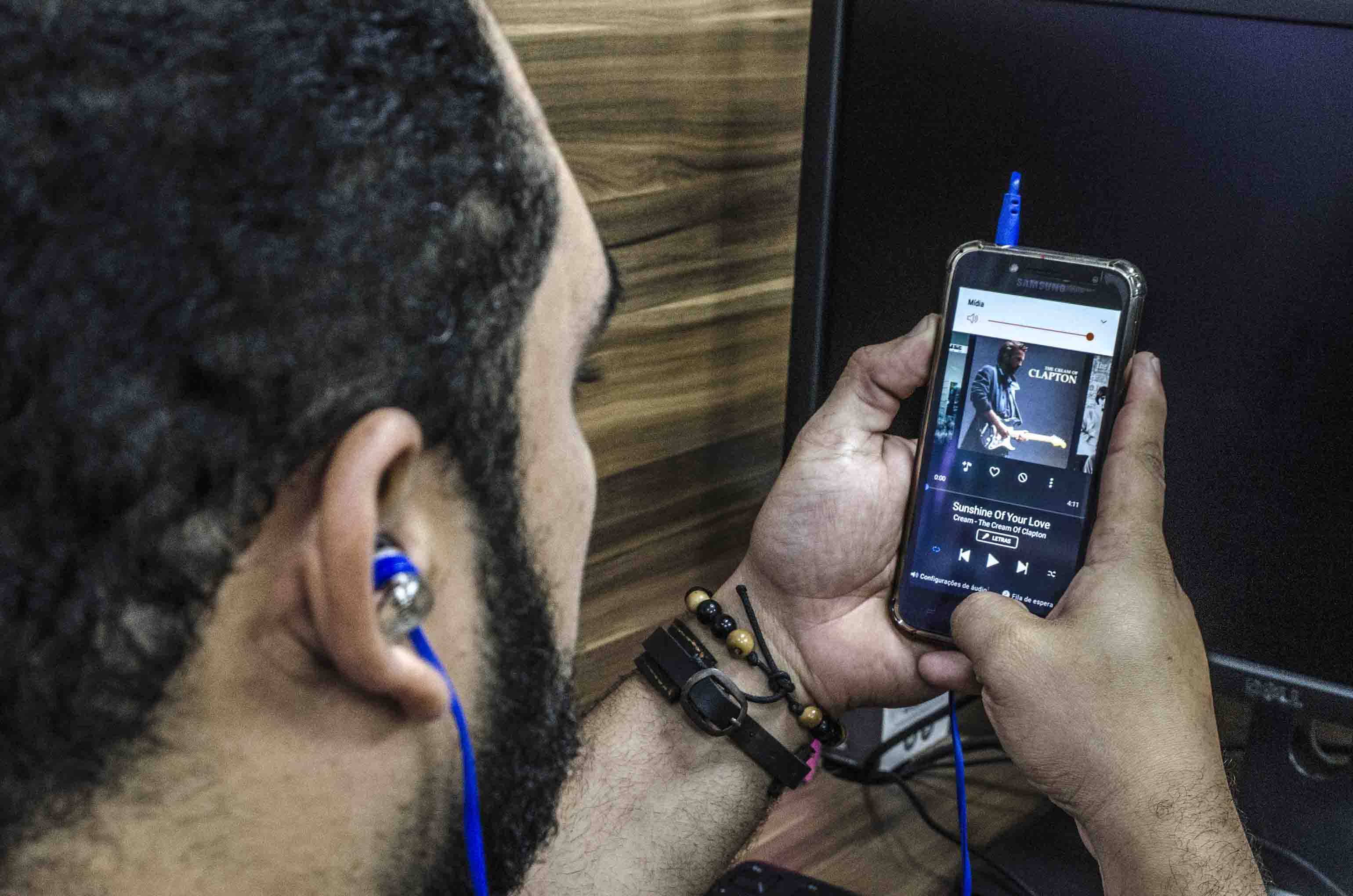 Uso inadequado de fones de ouvido pode prejudicar audição, alerta otorrinolaringologista