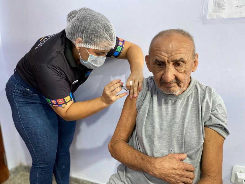 Governo do Amapá leva vacinação contra a gripe para idosos do Abrigo São José