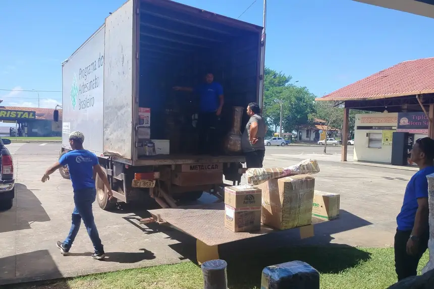 Governo do Estado embarca cinco toneladas de peças artesanais para expor na 25ª Fenearte, em Pernambuco