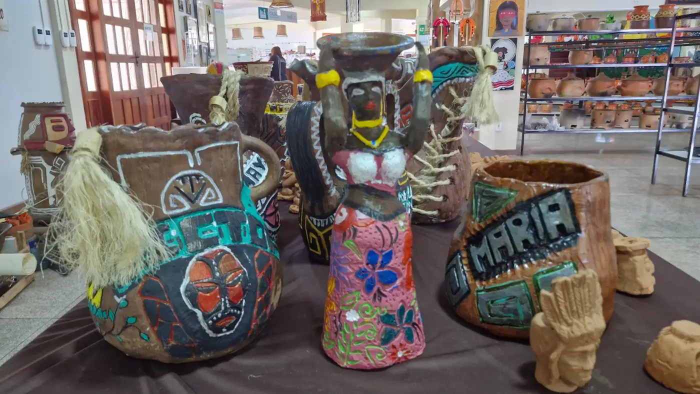 Com apoio do Governo do Amapá, estudantes da rede pública expõem obras artesanais de matriz africana na Casa do Artesão, em Macapá