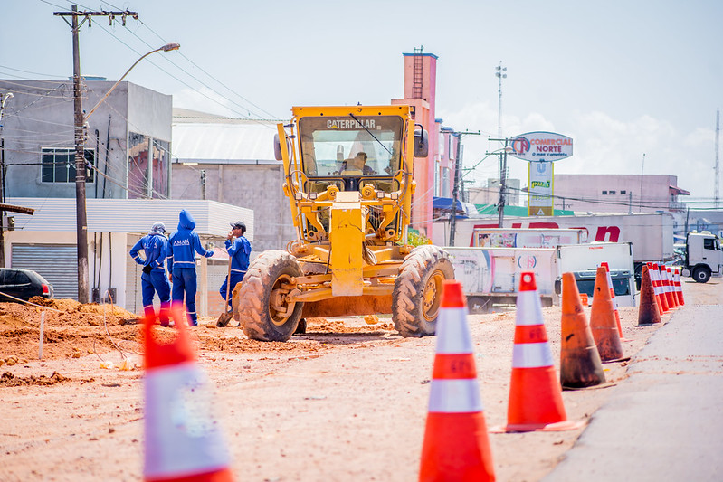 Serviços de terraplanagem preparam Av. 13 de Setembro para receber asfalto