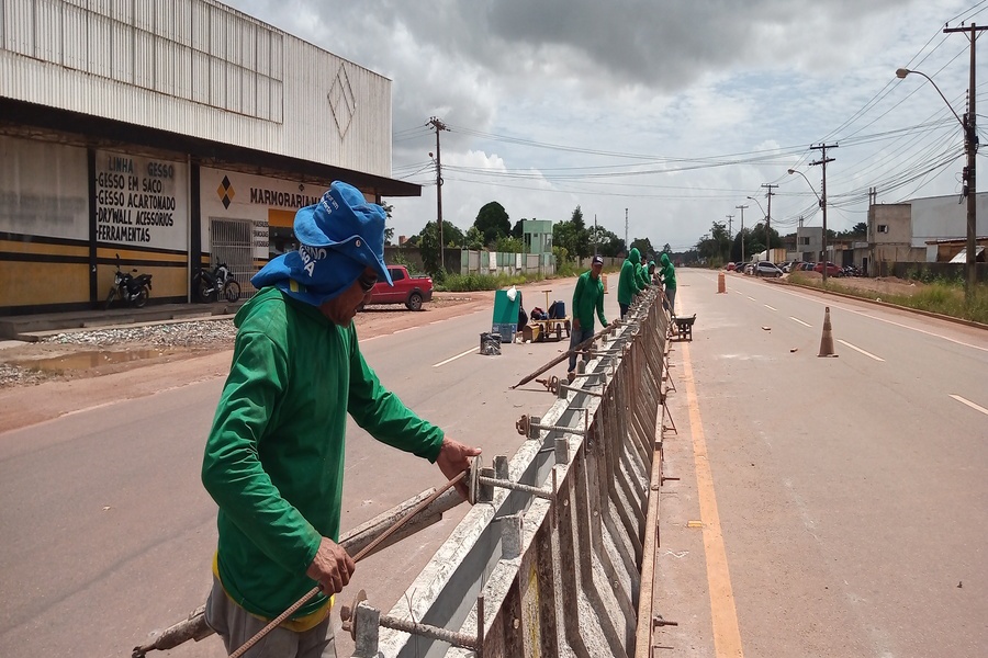 Construção de barreiras de segurança na Duca Serra avançam para novo trecho