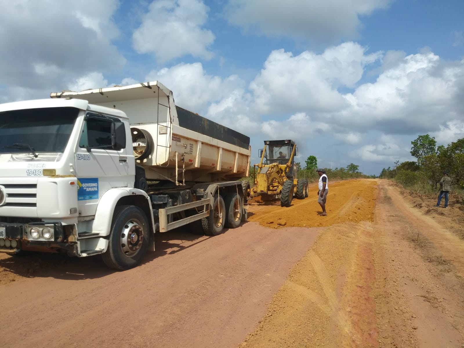 Governo realiza manutenção em ramal de acesso à comunidade Mel da Pedreira, em Macapá