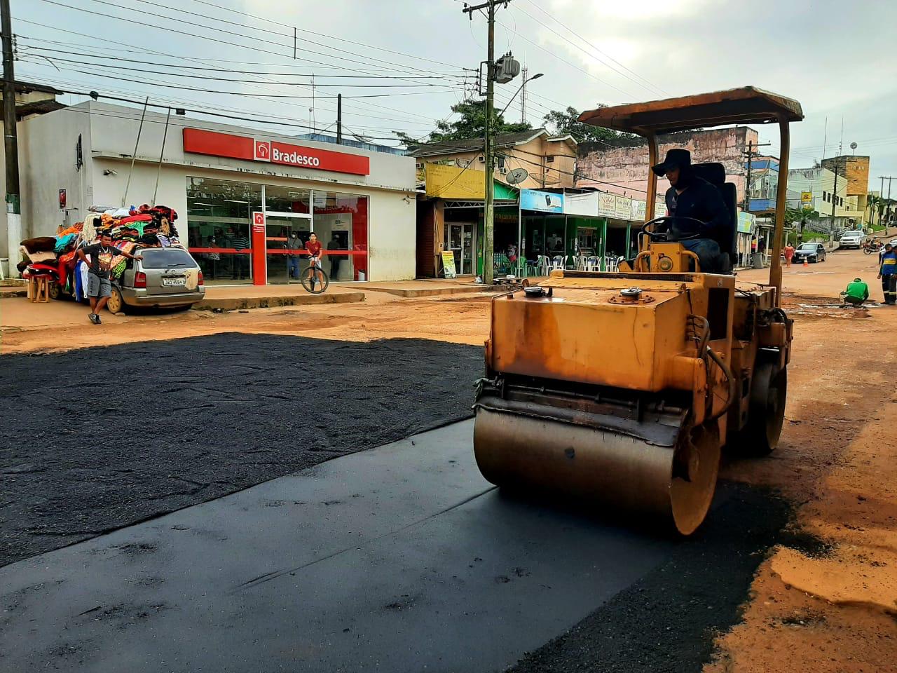 Governo realiza serviços de tapa-buraco nas principais vias de Oiapoque
