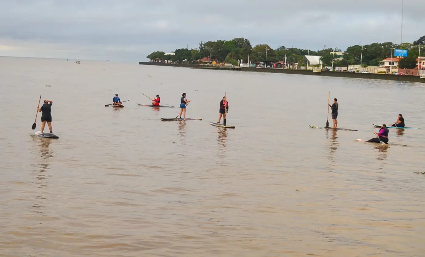 A inciativa é voltada para a prática do Stand Up Paddle, atividade esportiva aquática praticada com pranchas.