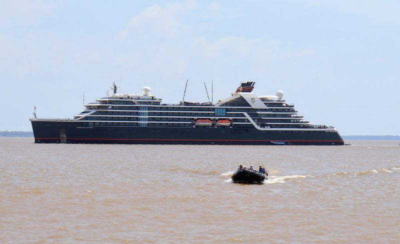 Governo do Estado recepciona 250 visitantes de transatlântico das Bahamas em pontos turísticos de Macapá