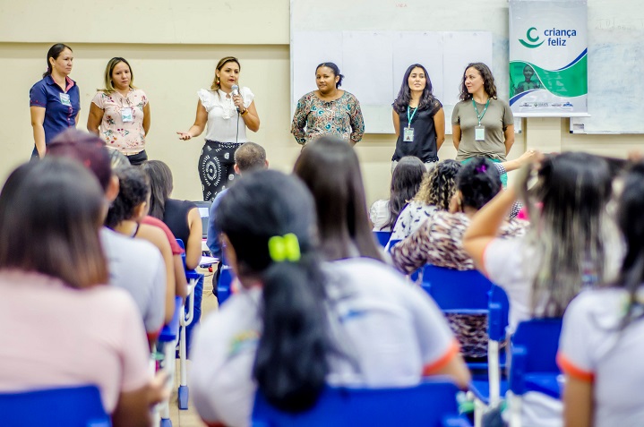 Profissionais da assistência social preparam-se para efetivar programa Criança Feliz 