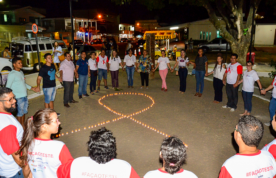 Dia Mundial de Luta contra a AIDS mobiliza comunidade na Praça Floriano Peixoto