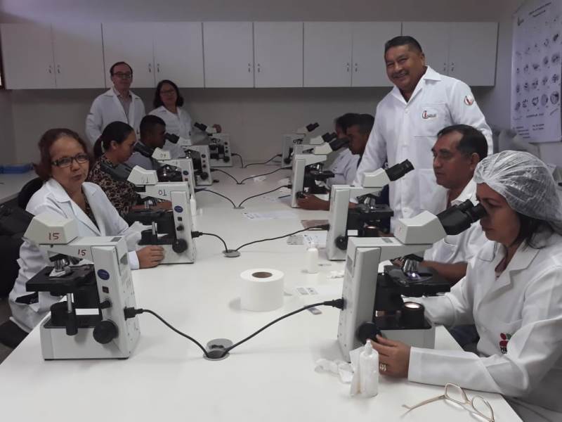 Curso capacita técnicos para diagnóstico de hemoparasitas