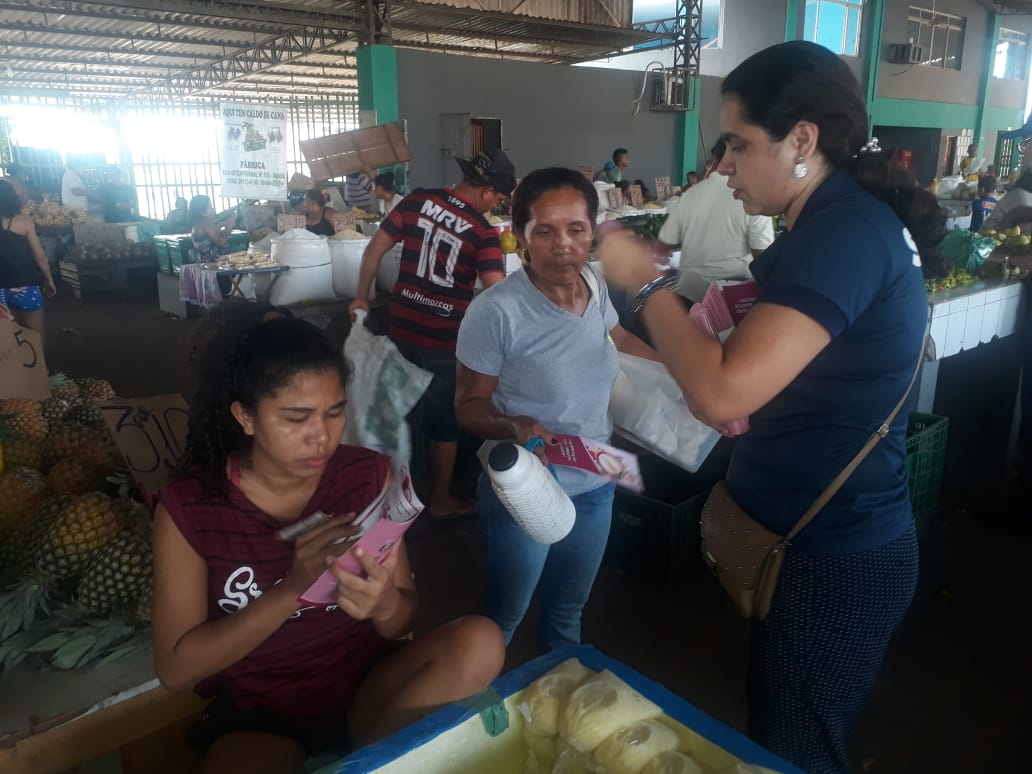 Outubro Rosa: feirantes da Treze de Setembro recebem orientações de prevenção