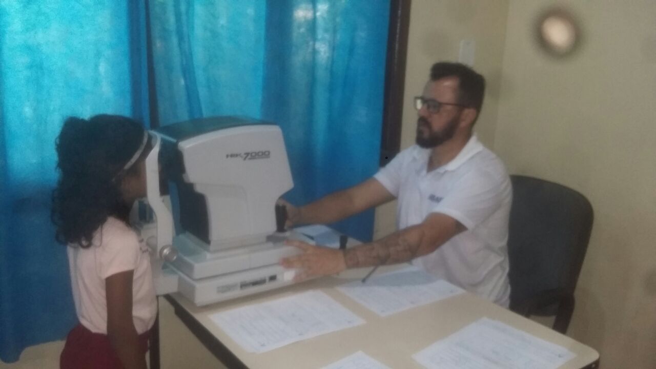 Mutirão de exames oftalmológicos atende alunos de escolas municipais
