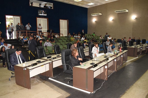 Deputados comemoram a aprovação da lei