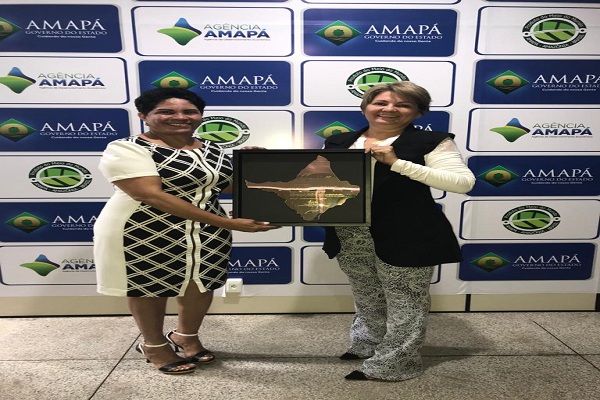 Presidente Tânia recebe a homenagem da Fecomércio, entregue pela Secretária Neiva