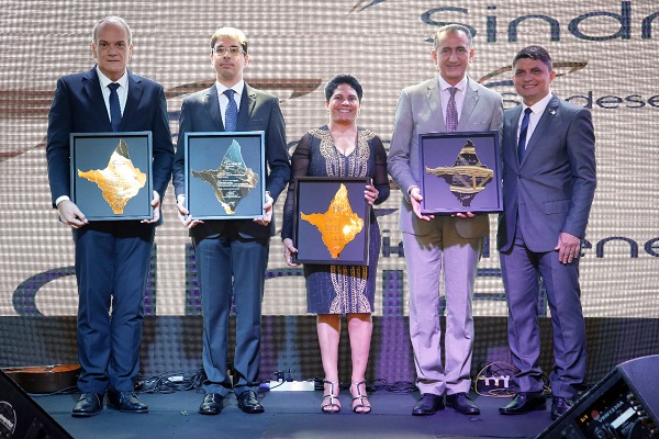 Presidente Tânia Maria é representada pela secretária Neiva Nunes no recebimento da Homenagem