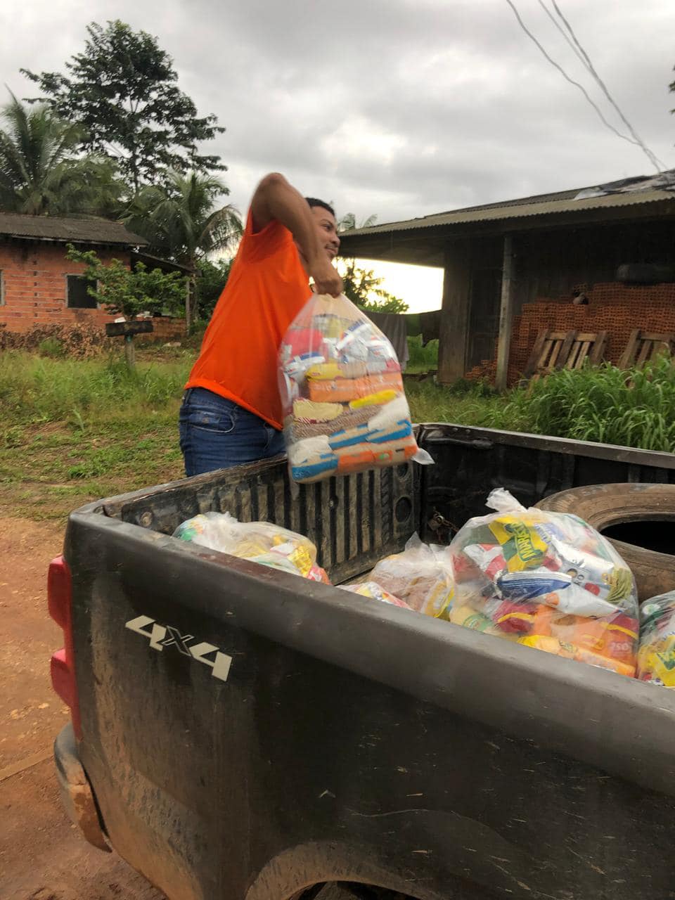 entrega de cestas básicas
