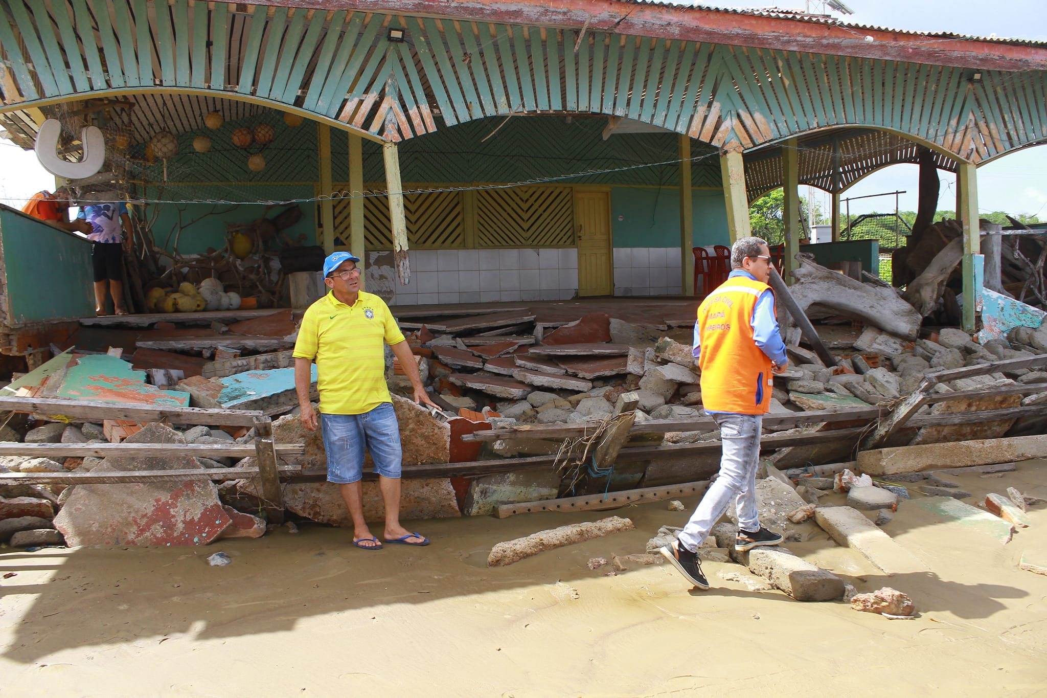 Ação comunitária na praia do Goiabal