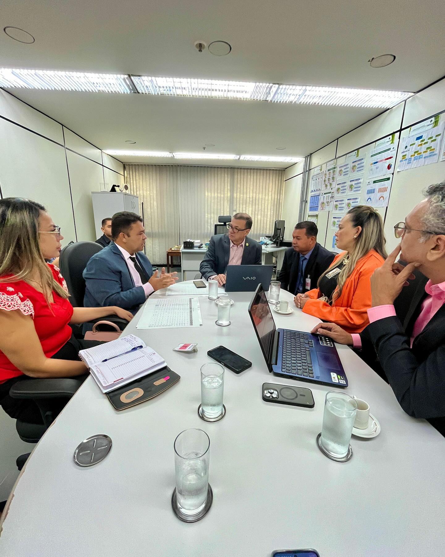  comitiva participam de reuniões