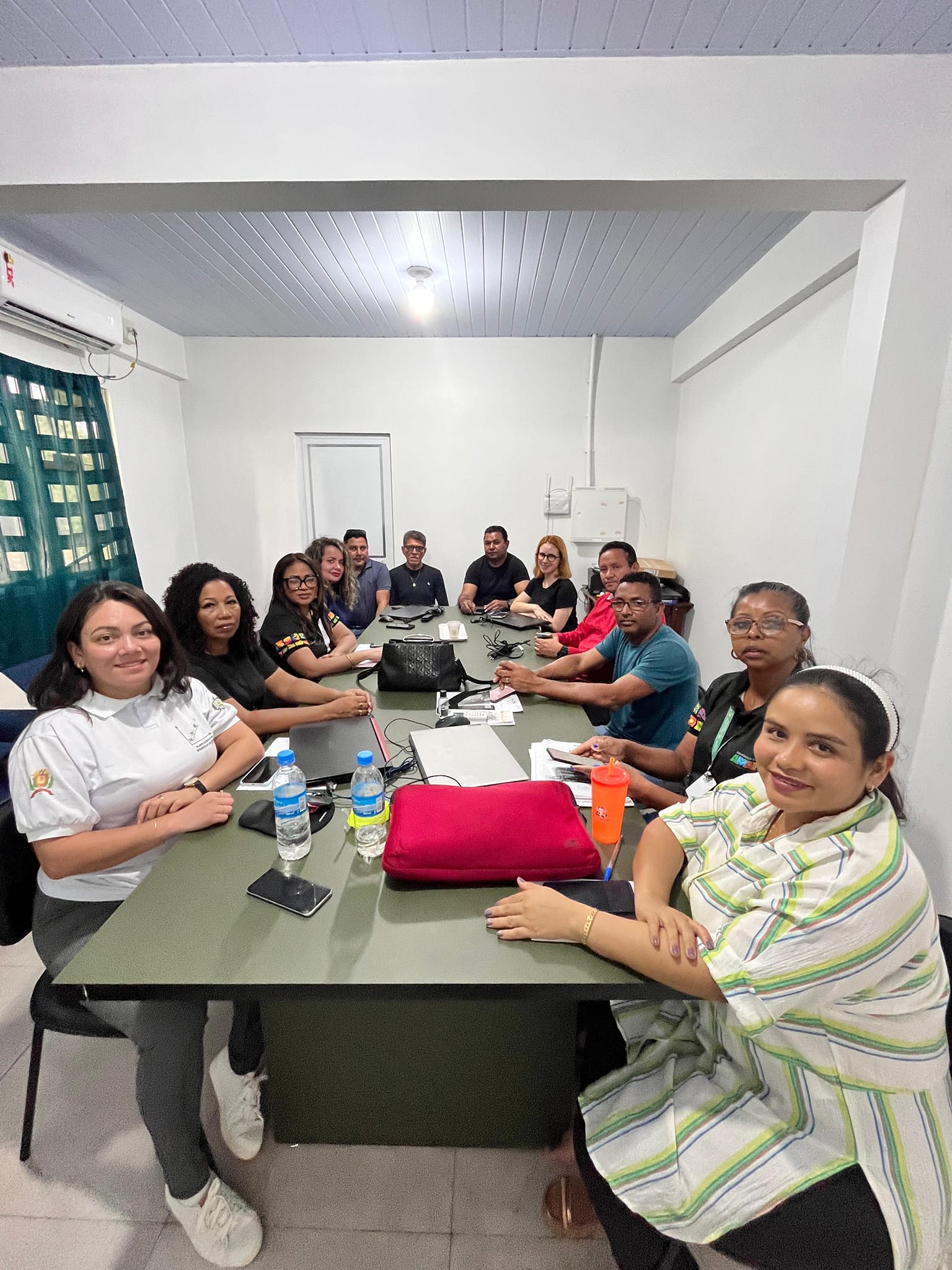 Gerenciamento de resíduos sólidos com entrega de novas lixeiras e preparação para audiências públicas.