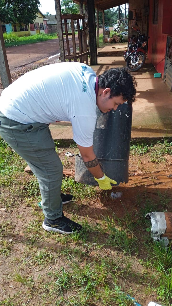 realizando o Mutirão de conscientização e combate à Dengue